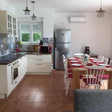 Sunny Holiday Home With Private Pool 招待所
