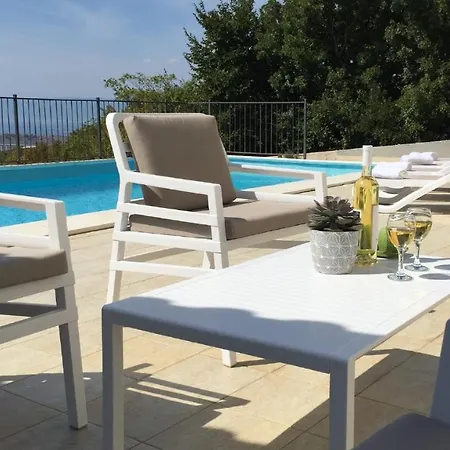 Sunny Holiday Home With Private Pool