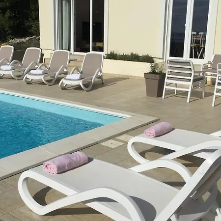 Guest house Sunny Holiday Home With Private Pool