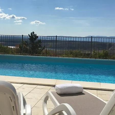 Sunny Holiday Home With Private Pool 招待所 *