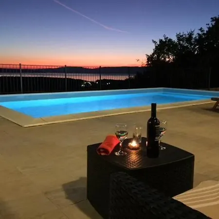 Sunny Holiday Home With Private Pool