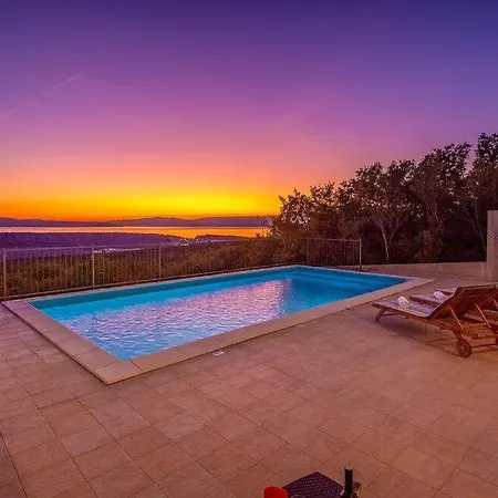 Sunny Holiday Home With Private Pool 招待所 Šmrika