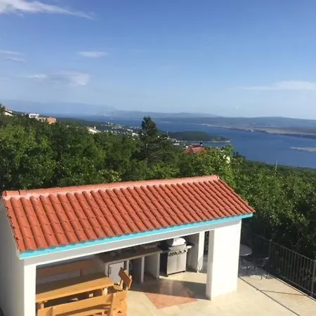 Sunny Holiday Home With Private Pool *