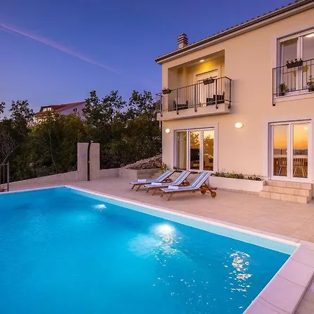 Sunny Holiday Home With Private Pool Guest house Smrika