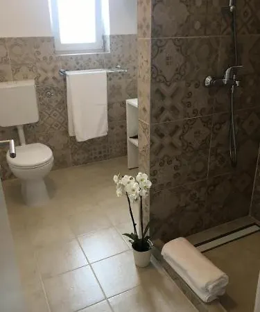 Sunny Holiday Home With Private Pool * Smrika