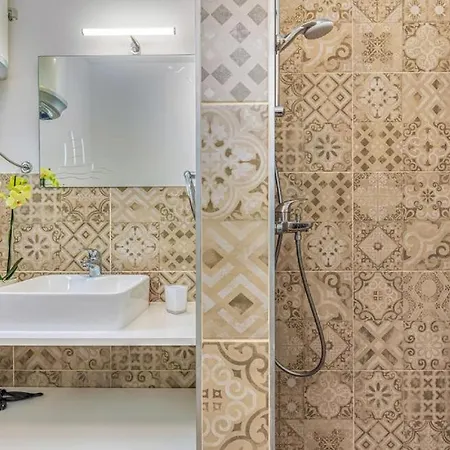 Sunny Holiday Home With Private Pool Гостевой дом