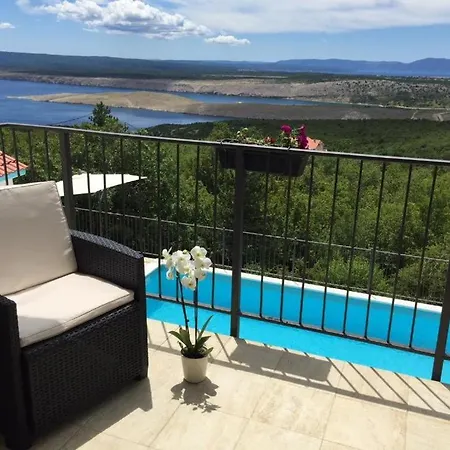 Sunny Holiday Home With Private Pool *