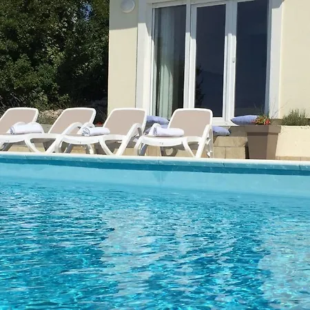 Sunny Holiday Home With Private Pool Гостевой дом