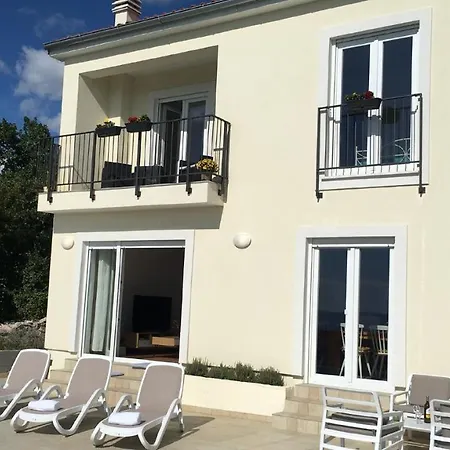 Sunny Holiday Home With Private Pool