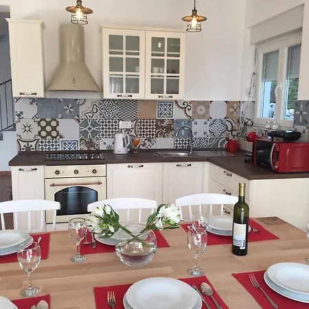 Sunny Holiday Home With Private Pool Гостевой дом *