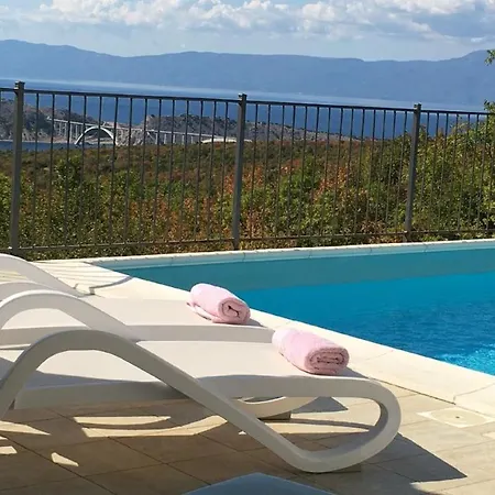Sunny Holiday Home With Private Pool Гостевой дом