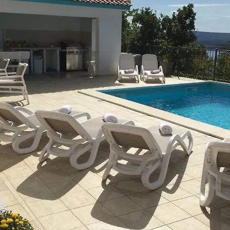 Sunny Holiday Home With Private Pool Шмрика