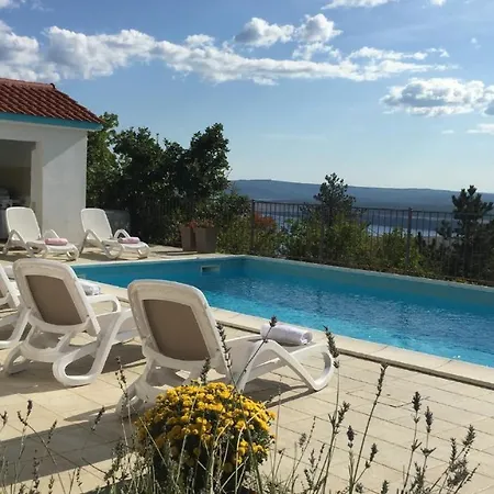Sunny Holiday Home With Private Pool