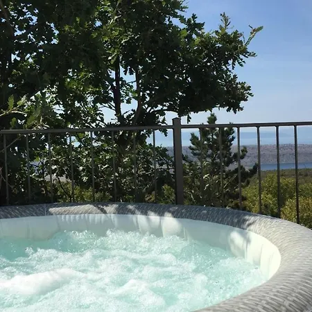 Sunny Holiday Home With Private Pool Гостевой дом Шмрика