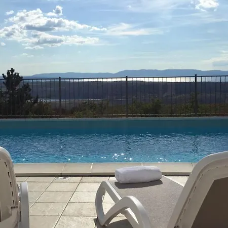 Sunny Holiday Home With Private Pool