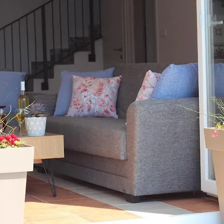 Sunny Holiday Home With Private Pool Гостевой дом *