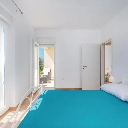 Sunny Holiday Home With Private Pool *