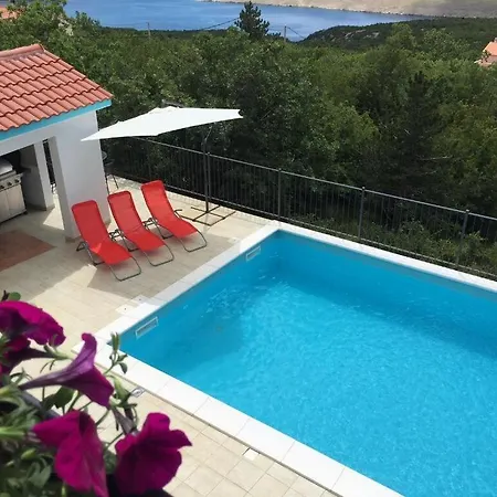 Sunny Holiday Home With Private Pool