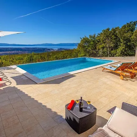 Sunny Holiday Home With Private Pool