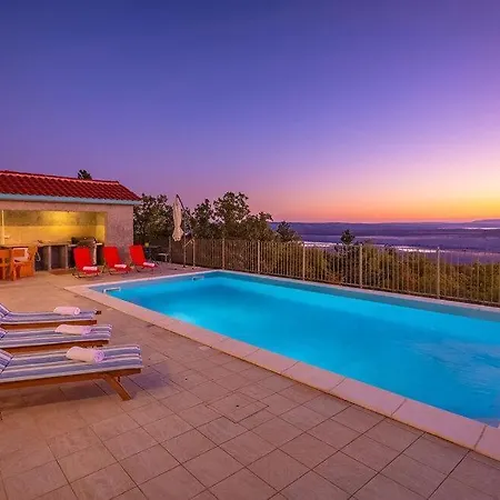 Sunny Holiday Home With Private Pool Гостевой дом